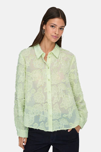 Chemise verte à manches longues de JDY, avec texture florale et fermeture à boutons visible.