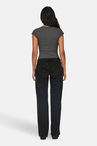 Jean denim gris foncé large d'ONLY, arrière, associé à un t-shirt gris et des chaussures noires.