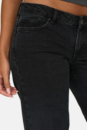 Jean denim gris foncé d'ONLY, avec ce taille visible et une main