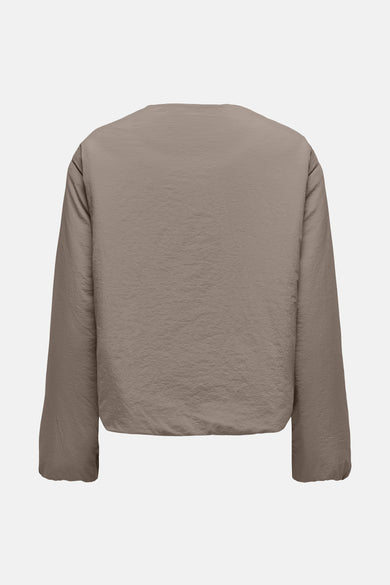 Manteau court brun d'ONLY, avec une subtile texture et des manches longues, vu de derrière.
