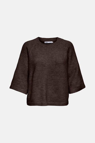 Pull marron avec col rond ONLY, vu de derrière, avec des manches courtes et larges et une fine texture tricotée.