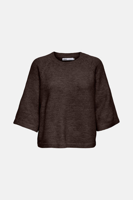 Pull marron avec col rond ONLY, vu de derrière, avec des manches courtes et larges et une fine texture tricotée.