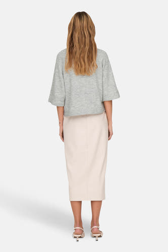 Sweat gris à col rond de ONLY, avec des manches courtes et larges, associé à une jupe écru et des bottines.