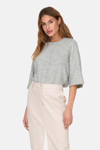 Sweat gris à col rond de ONLY, associé à un pantalon beige.