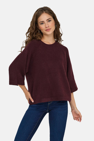 Veste Bordeaux avec col rond de ONLY, manches trois-quarts, associée à des jeans bleu marine et des bijoux dorés.