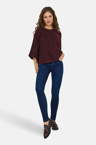 Veste Bordeaux avec col rond ONLY, portée avec des jeans foncés et des loafers marrons.