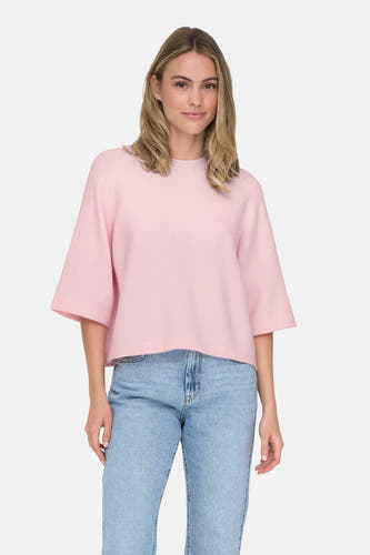 Roze trui met ronde hals van ONLY, gedragen met een blauwe jeans.
