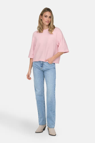 T-shirt rose avec col rond de ONLY, associé à des manches courtes et un jeans bleu et des bottes de cow-boy.