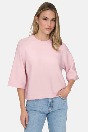 T-shirt rose avec col rond de ONLY, porté avec un jean bleu.