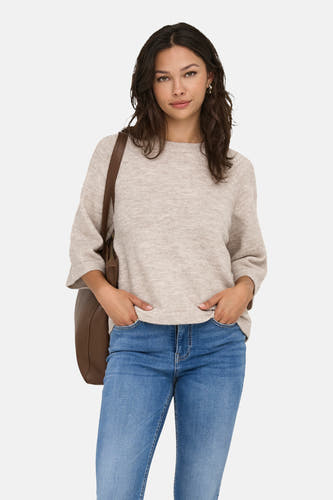 Gilet rond en beige de ONLY®, avec des manches trois-quarts, combiné à un jean.
