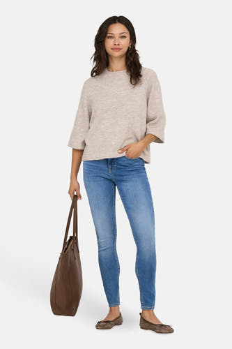 Beige trui met ronde hals van ONLY, met driekwart mouwen, gecombineerd met een jeans en suède ballerina's.
