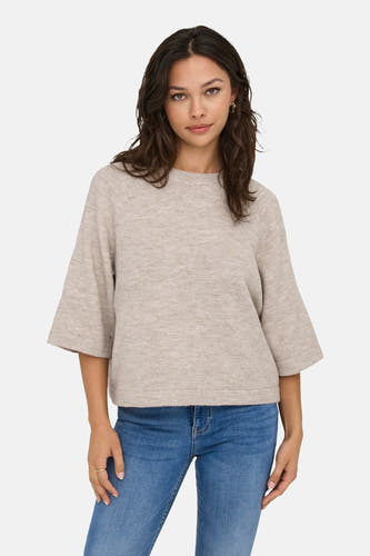 Beige ronde hals trui van ONLY®, met driekwart mouwen en gecombineerd met een jeans.
