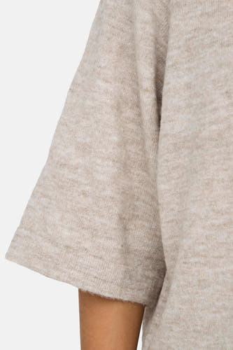 Gilet beige avec col rond de ONLY, gros plan sur la manche avec une texture tr tricotée.