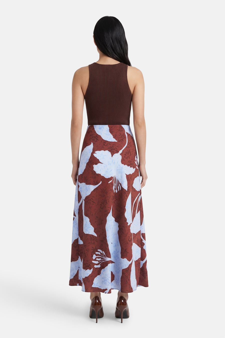 Jupe longue et multicolore de ONLY, avec fond marron et imprimé fleurs bleues, vue de dos.