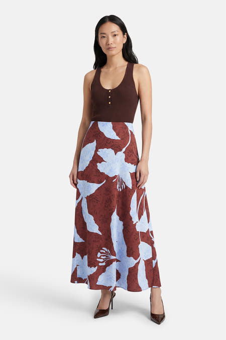 Jupe longue multicolore ONLY, avec un motif floral bleu et marron.