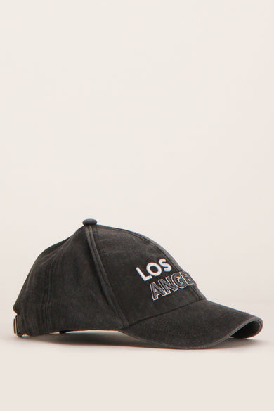 Grijze pet van ONLY, met de tekst "Los Angeles" geborduurd in witte letters.