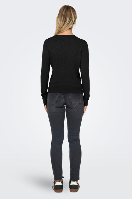 Pull beige à col rond de ONLY, avec des manches longues, associé à un jean foncé.