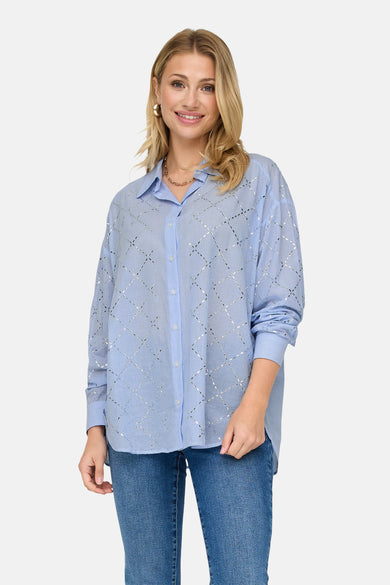 Blau,, rayé chemisée à manches longues de ONLY, avec des détails argentés et portée avec un jean.