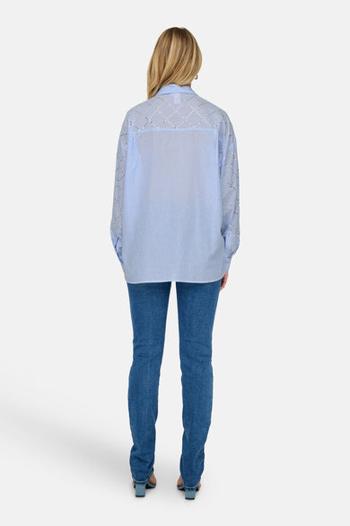 T-shirt bleu rayé à longues manches de ONLY, avec des détails argentés, associé à un jeans bleu marine.