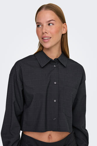 Gris, chemise à longues manches de ONLY, avec un motif à carreaux et une fermeture à boutons, portée par un modèle.