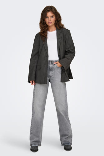 Grijze wijde jeans van ONLY, gedragen met een wit T-shirt en een gestreepte blazer.
