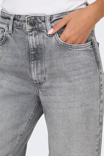 Jean gris large d'ONLY, avec une main dans la poche.
