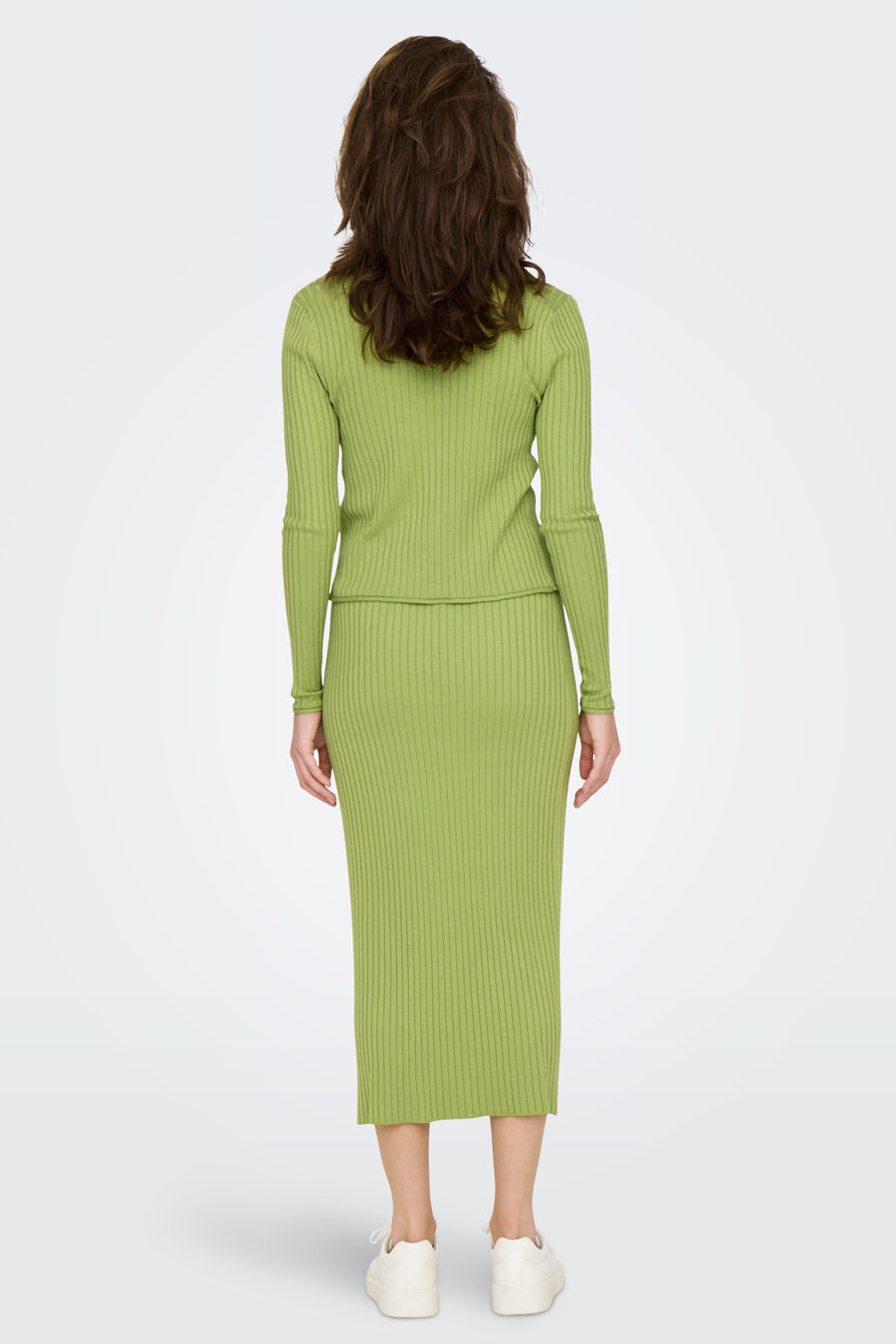 Gilet vert de ONLY, avec une texture côtelée et des manches longues, vu de derrière.