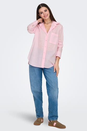 Chemise rose à manches longues de ONLY, portée avec un jean et des chaussures marron avec une rayure rose.