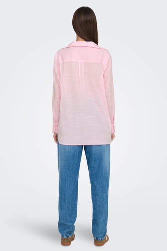 Chemise rose à manches longues ONLY®, dos, combinée avec un jean bleu et des chaussures marron.