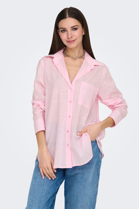 Chemise rose à manches longues de ONLY, avec une poche poitrine et portée avec un jean bleu.