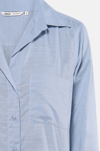 Chemise bleue en lin à manches longues de ONLY, avec poche poitrine et fermeture boutonnée.