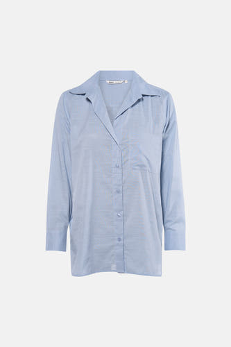 Chemise bleue à manches longues ONLY, vue de dos, portée avec un jean ample et des talons.