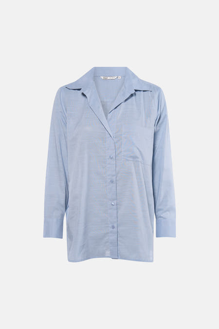 Chemise bleue à manches longues ONLY, vue de dos, portée avec un jean ample et des talons.