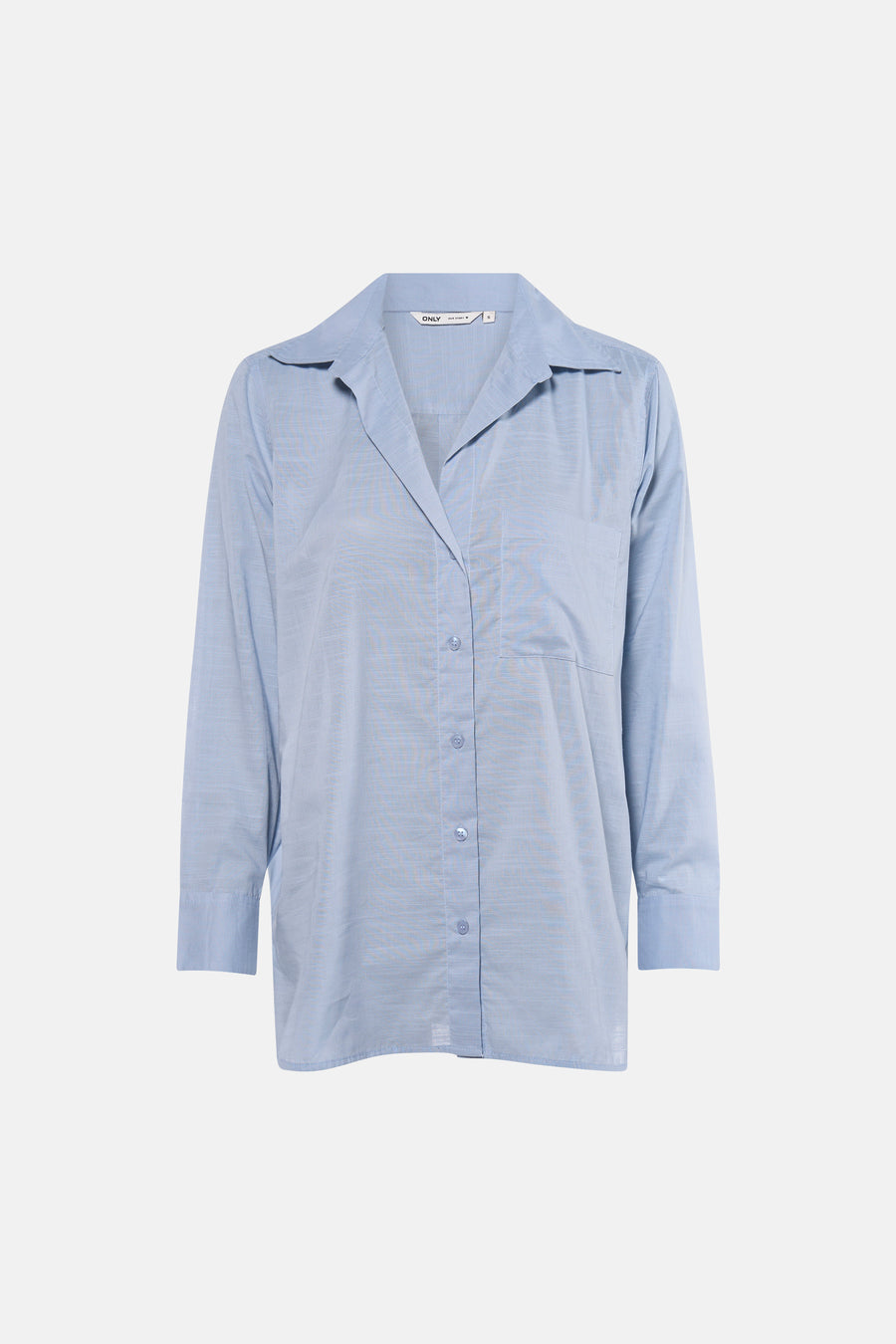 Chemise bleue à manches longues ONLY, vue de dos, portée avec un jean ample et des talons.