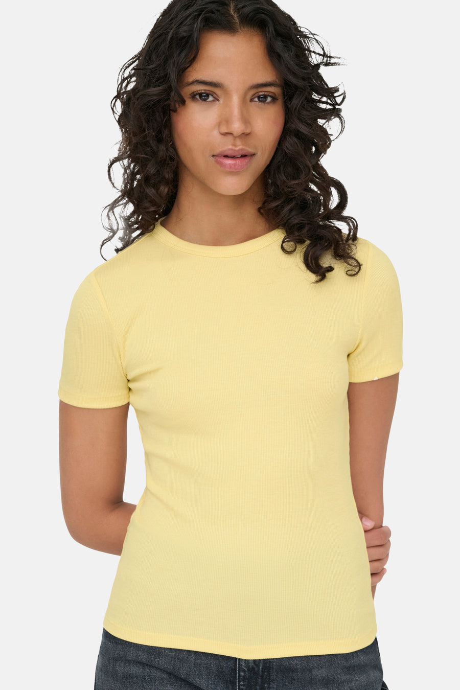 T-shirt jaune à manches courtes de ONLY, avec un fin côtelé et un dessin lisse.
