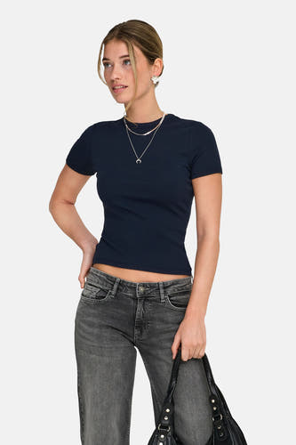 T-shirt bleu à manches courtes ONLY®, côtelé, porté avec des bijoux argentés et un sac noir.