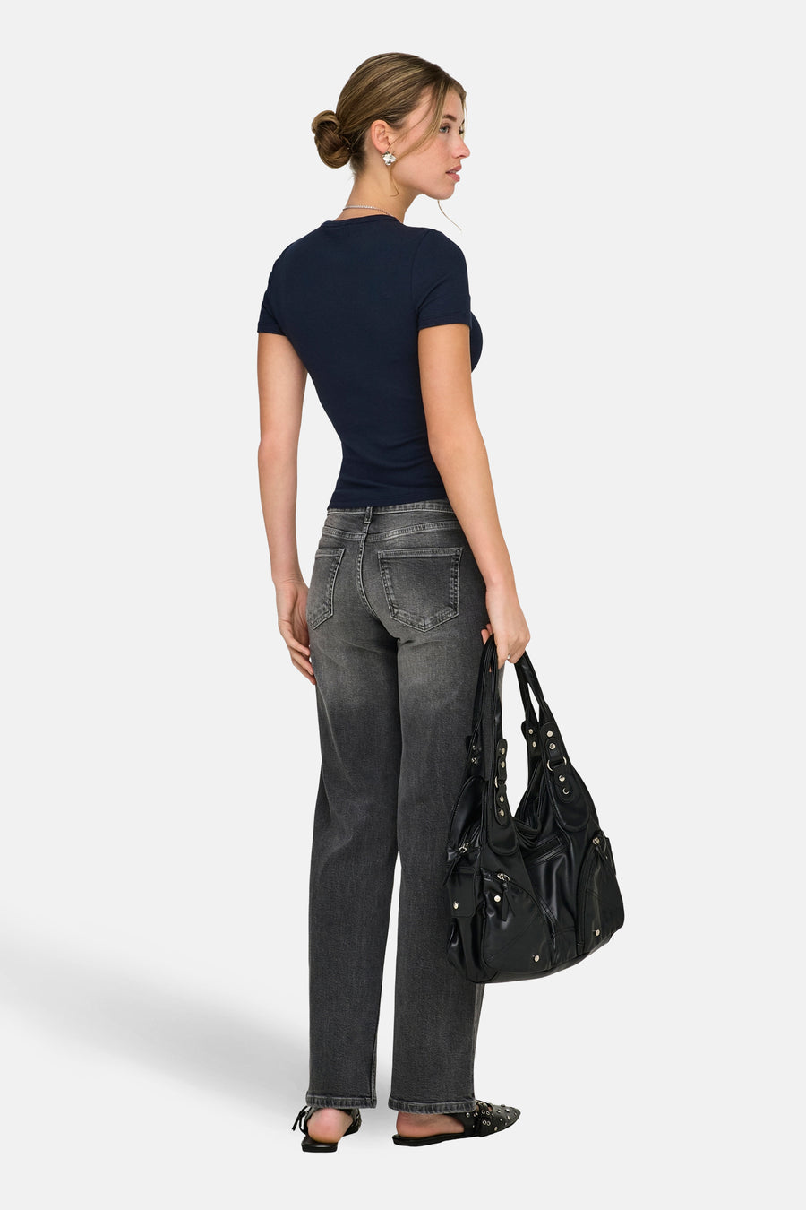 T-shirt bleu à manches courtes de ONLY®, avec un col rond et porté avec un jean gris et un sac à bandoulière noir.