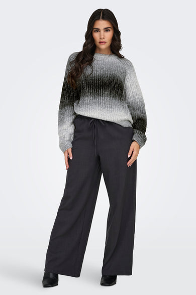 Sweat-shirt gris à col rond de JDY, avec un effet tricoté ombre et associé à une pantalon noir large.