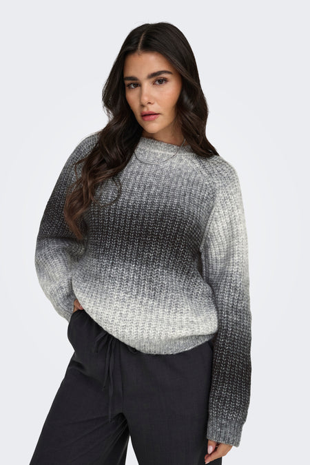 Sweat-shirt gris à col rond de JDY, avec un effet dégradé et des manches longues, porté avec un pantalon noir.
