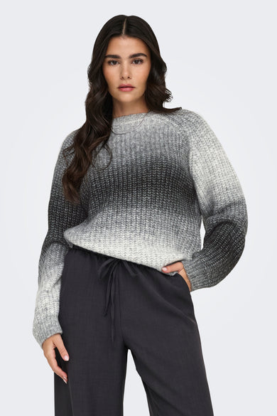 Sweat-shirt gris à col rond de JDY, avec un effet ombre et des manches longues, porté avec un pantalon foncé.