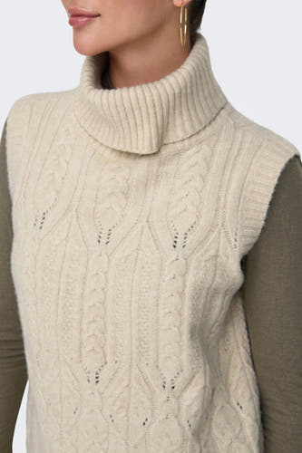 T-shirt écru de JDY, avec un motif côtelé et une encolure, associé à une chemise verte olive et des boucles d'oreilles dorées.