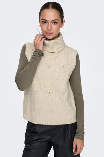 T-shirt écru JDY avec motif côtes, associé à un longsleeve vert olive et une jupe noire.