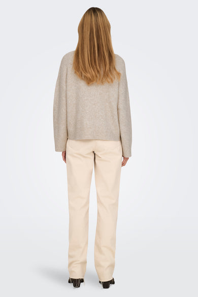 Gilet écru de JDY, vu de l'rière avec une texture trurée et porté sur un pull et un pantalon.