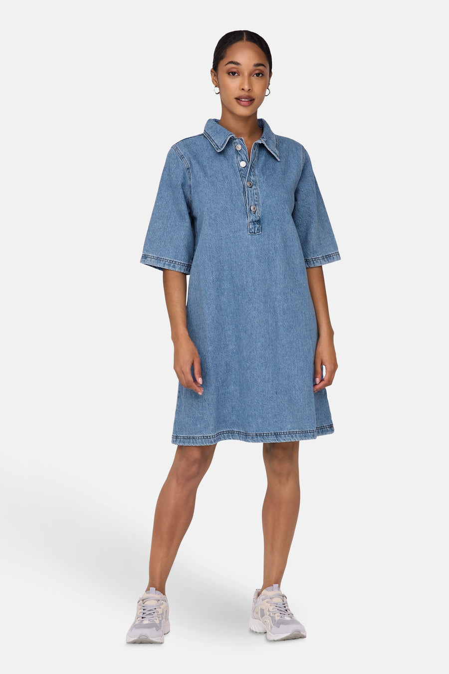 Tunique bleue à manches courtes de ONLY, avec des détails à boutons et un lavage clair.