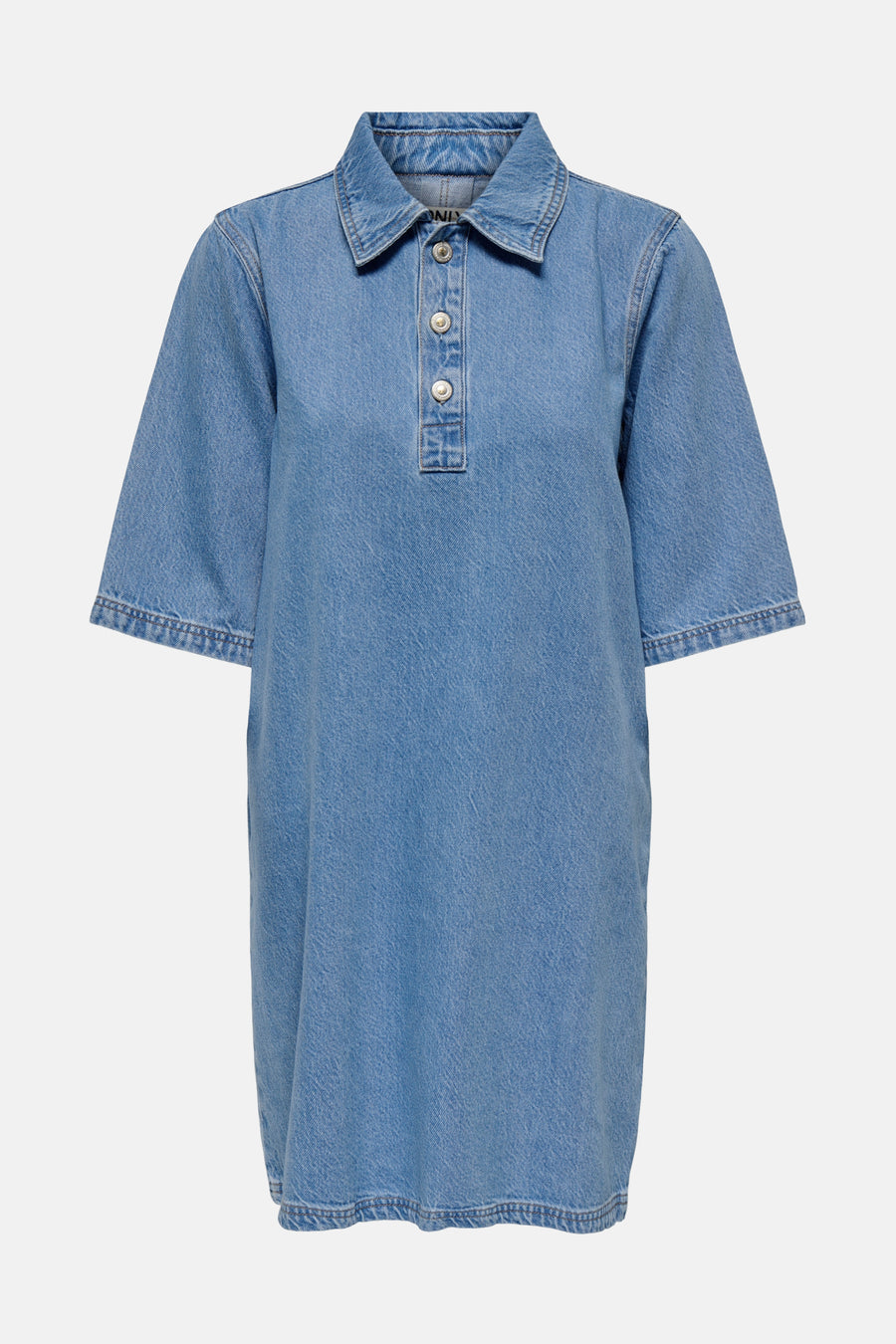 Tunique en denim bleu à manches courtes de ONLY, avec des détails de boutons sur la poitrine.