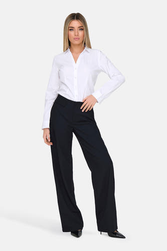 Blauwe kostuumbroek van ONLY, met krijtstreep, gecombineerd met een wit overhemd en zwarte pumps.
