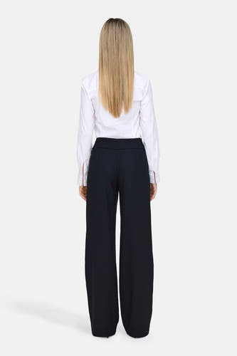 Pantalon de costume bleu ONLY, avec une rayure bl cray et des jambes larges, associé à un chemisier blanc.