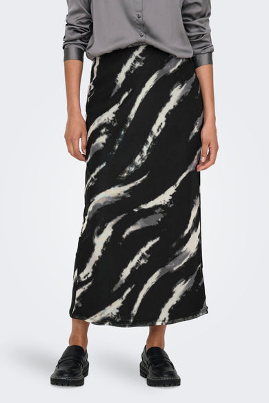 Jupe grise ONLY avec un motif abstrait noir et blanc et une blouse satine grise.