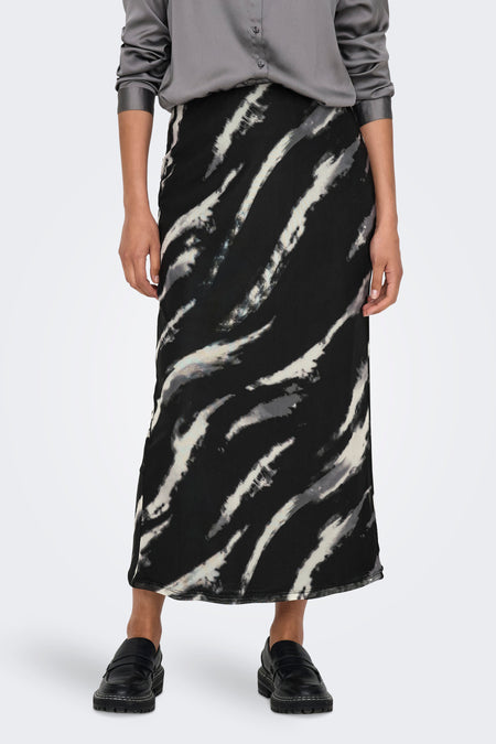 Jupe grise ONLY avec un motif abstrait noir et blanc et une blouse satine grise.
