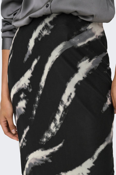 Robe grise d'ONLY avec une impression abstraite noire et blanche et une blouse en soie.